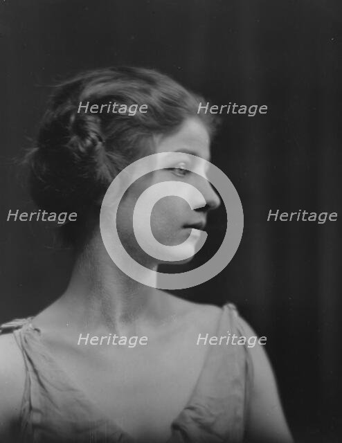 Isadora Duncan dancer, portrait photograph, between 1915 and 1923. Creator: Arnold Genthe.