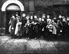 Children queuing for farthing breakfast, Hanbury Street, London. Artist: Unknown