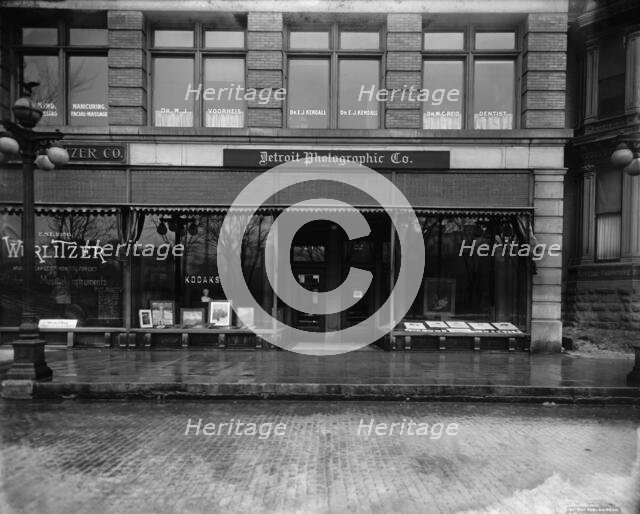 Detroit Photographic Company galleries, Detroit, Mich., between 1905 and 1915. Creator: Unknown.