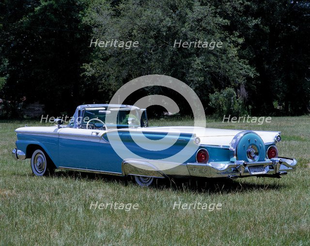 1959 Ford Skyliner . Artist: Unknown.
