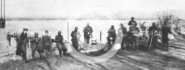 ''Sur la rive du Bas-Isonzo.-- Un detachement italien experimentant le casque francais.'. Creator: Unknown.