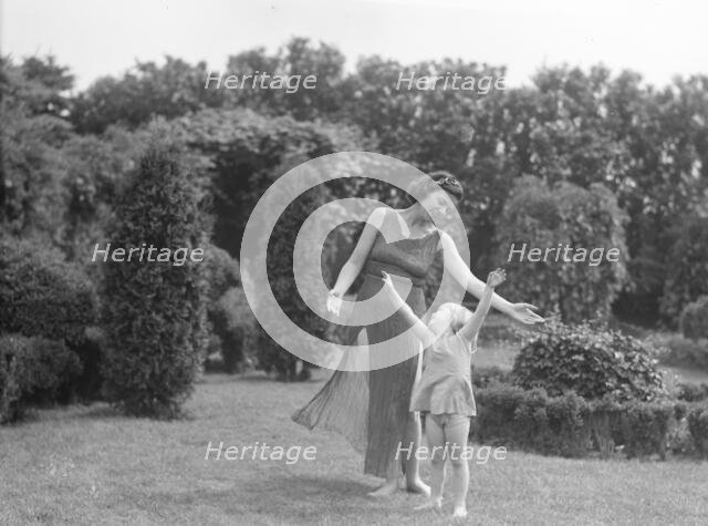 Anita Zahn dancers, between 1911 and 1942. Creator: Arnold Genthe.
