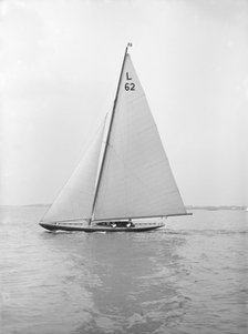 The 6 Metre class 'Mosquito' sailing close-hauled, 1913. Creator: Kirk & Sons of Cowes.