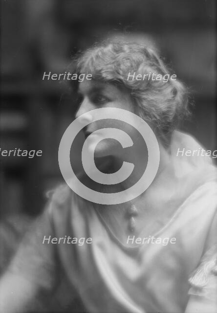 Putnam, L.D., Miss, portrait photograph, 1915 July. Creator: Arnold Genthe.