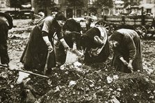 The poor of Berlin rummaging in refuse heaps, Germany, c1914-c1918. Artist: Unknown