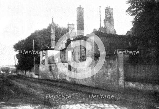 'A Baron, pres de Nanteuil, la villa incendiee d'Alberic Magnard', 1914. Creator: Unknown.