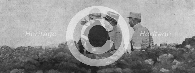 'La visite du President de la Republique au front de Verdun; le general Mangin donne des..., 1916. Creator: Unknown.