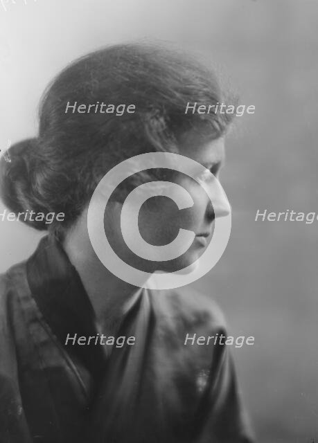 Knowlton, Joyce, Miss, portrait photograph, 1916. Creator: Arnold Genthe.