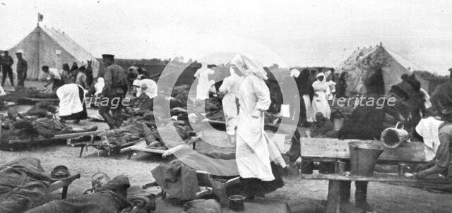 'Les Revers Russes; les secours aux soldats russes empoisonnes par les gaz asphyxiants', 1915. Creator: Robert Scotland Liddell.