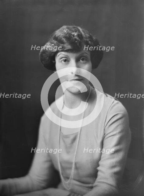 Miss G. Warmses, portrait photograph, 1918 Aug. 22. Creator: Arnold Genthe.