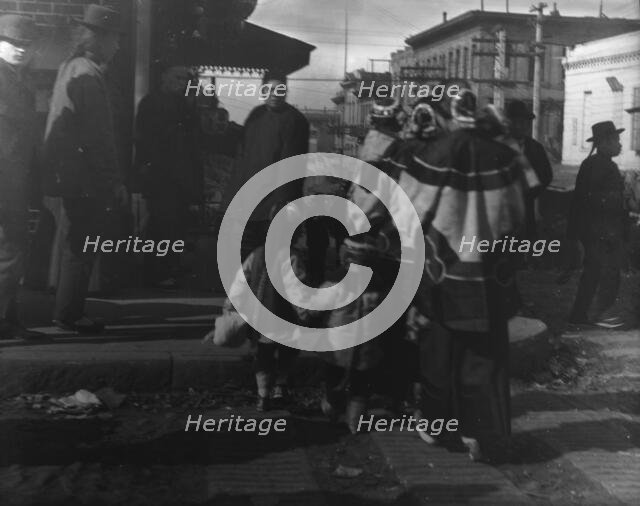 Women and children crossing a street, Chinatown, San Francisco, between 1896 and 1906. Creator: Arnold Genthe.
