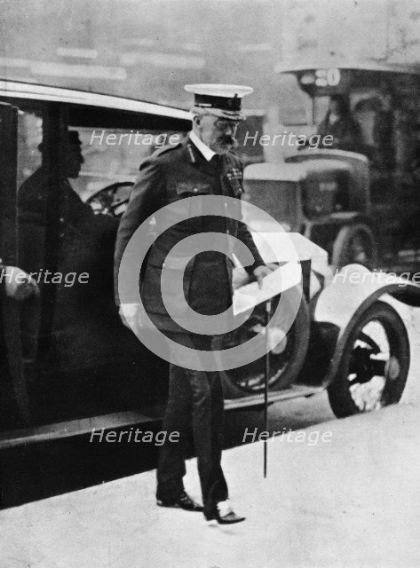 'The Cabinet crisis: Lord Kitchener arriving at the War Office', 1915. Artist: Unknown.