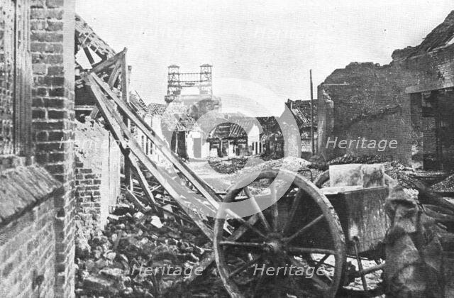 'Offensive en Artois; Une rue de Loos, le 25 septembre', 1915 (1924). Creator: Unknown.