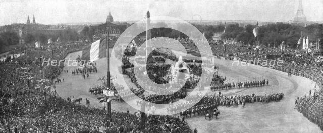 'Le jour de gloire; vue d'ensemble de la place de la Concorde, au moment ou la tete..., 1919. Creator: Unknown.