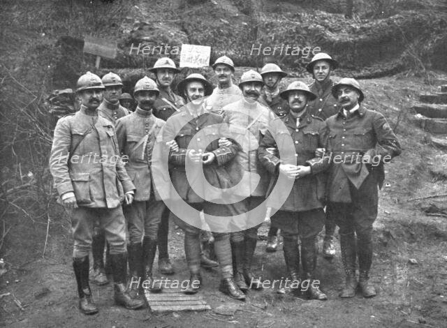 'L'offensive ennemie dans les Flandres; Fraternite d'armes, sur le mont Kemmel: un colonel..., 1918. Creator: Unknown.