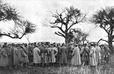 'L' "amalgame franco-americain"; Critique faite a un groupe d'officiers americains par..., 1918. Creator: Unknown.