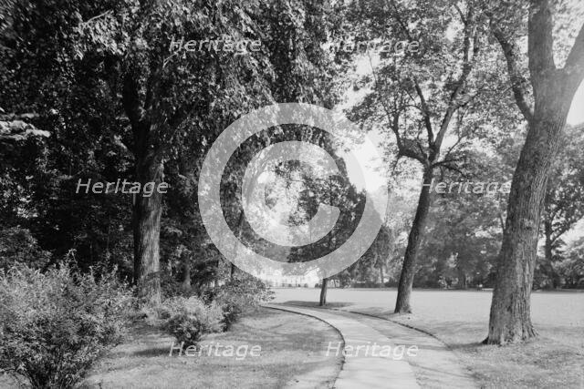 Bowling green & west approach, Mt. Vernon, Va., between 1900 and 1915. Creator: William H. Jackson.