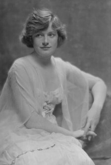 Murdock, Ann, Miss, portrait photograph, 1914 July 23. Creator: Arnold Genthe.