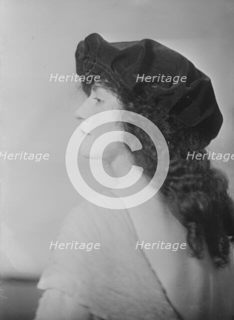 Miss Hurley, portrait photograph, 1918 Dec. 9. Creator: Arnold Genthe.