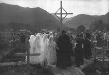 'Une premiere communion en Alsace: la Priere sur les tombes des soldats', 1916. Creator: Unknown.