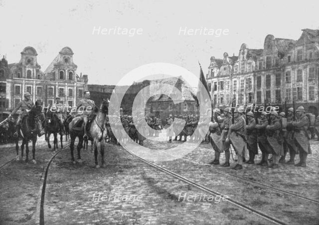 'Le Retour des Vainqueurs; Arras: le salut au drapeau du 33e regiment d'infanterie, le 8 mars 1919.. Creator: Unknown.