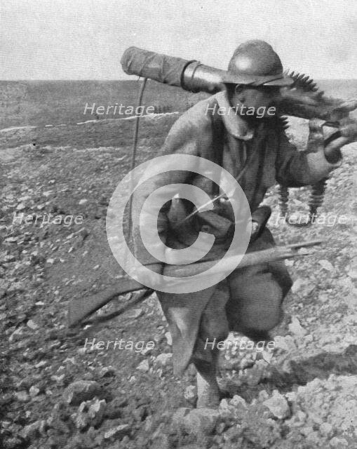 'Les combats de Verdun. Prise d'une mitrailleuse allemande. Soldat revenant avec la..., 1916. Creator: Unknown.