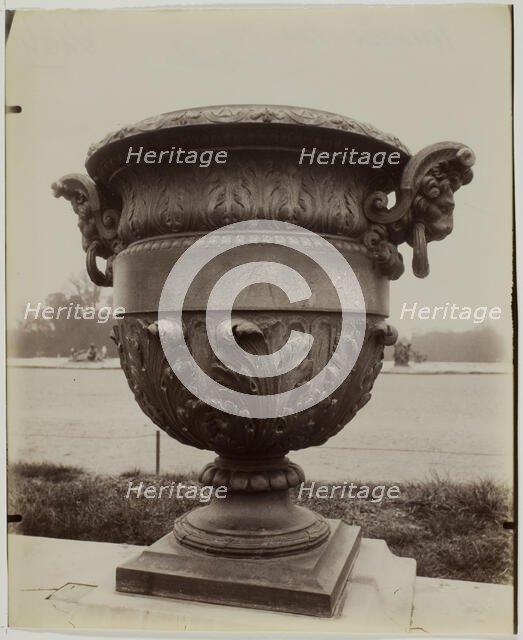 Versailles, Vase par Ballin, 1904. Creator: Eugene Atget.