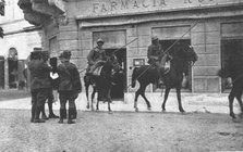 'Les Italiens a Gorizia; Avenue Francois-Joseph, les carabiniers interrogent les passants', 1916. Creator: Unknown.