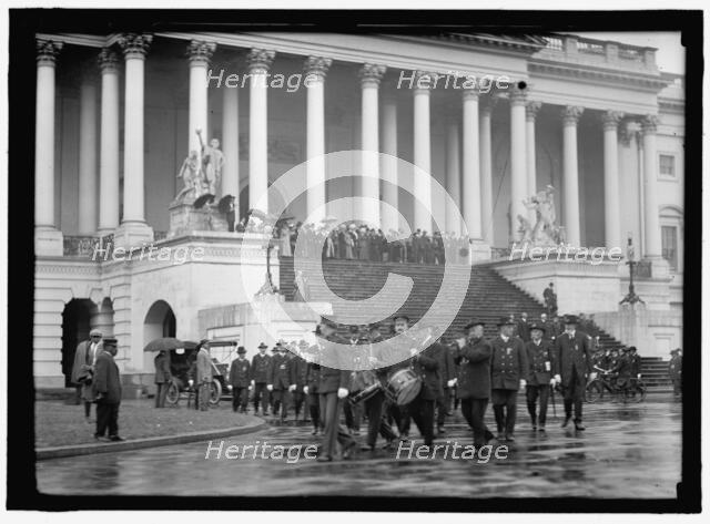 Capitol, U.S. crowd, between 1910 and 1920. Creator: Harris & Ewing.