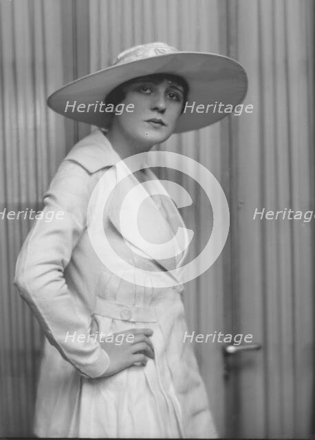 Bruns, Julia, Miss, portrait photograph, 1916. Creator: Arnold Genthe.