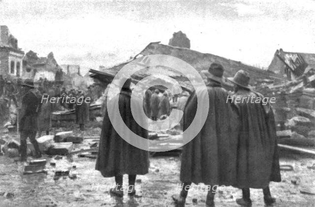'L'Arret du repli allemand; Le crime allemand de Bapaume: les decombres de l'hotel de ville apres l' Creator: Unknown.