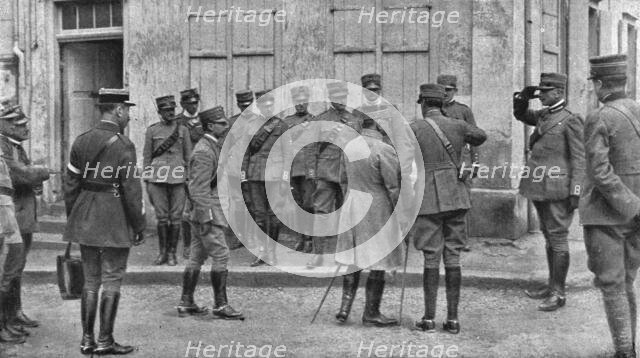 'Dans la bataille; presentation au general Franchet d'Esperey de l'etat-major du corps..., 1918. Creator: Unknown.