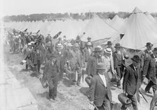 Veterans arriving - Gettysburg, 1913. Creator: Bain News Service.
