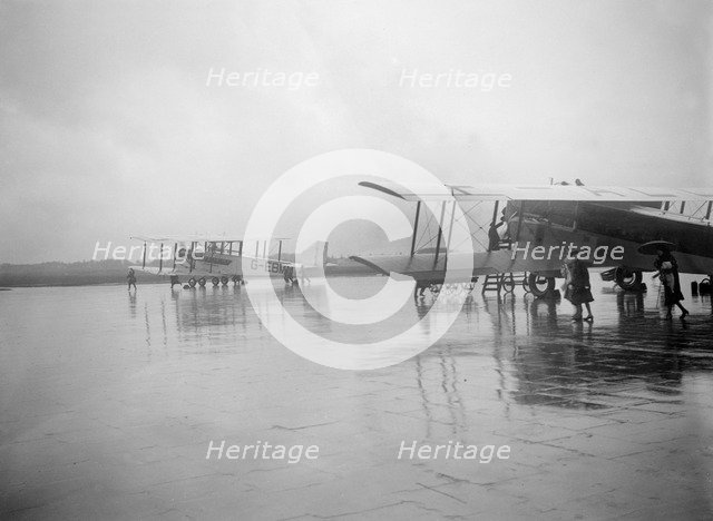 Handley Page W10, Croydon Aerodrome, 25 April 1931. Artist: Bill Brunell.