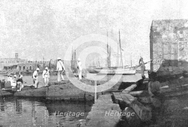 'Le drapeau Francais sur la cote Syrienne; L'amiral francais debarquant devant..., 1915 (1924). Creator: Unknown.