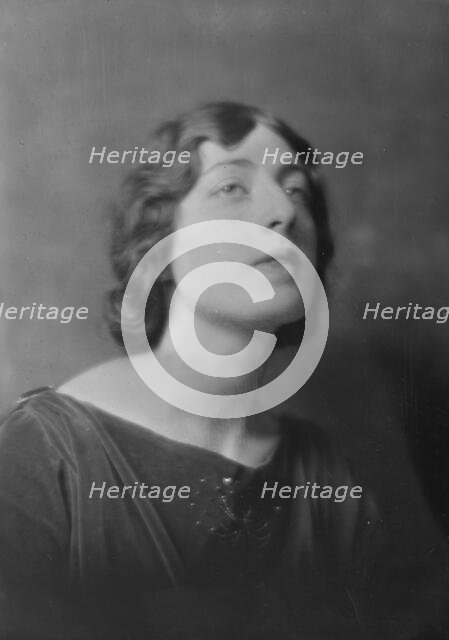 Mrs. E. Leo, portrait photograph, 1918 Feb. 7. Creator: Arnold Genthe.