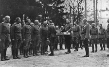 'Le baiser de Paques du Tzar a ses soldats; Pour la fete de Paques, la plus grande..., 1916. Creator: Unknown.