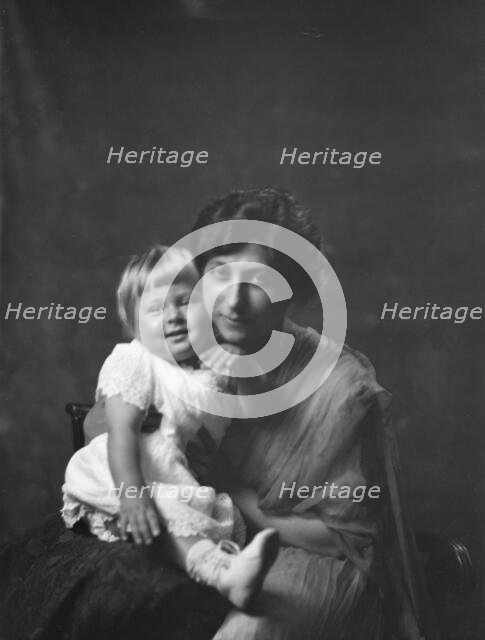 Magre, Mrs., and child, portrait photograph, 1919 Creator: Arnold Genthe.