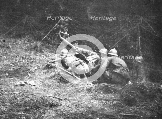 'Victoire Italienne; sur la basse Piave: bersagliers cyclistes armes d'une mitrailleuse..., 1918. Creator: Unknown.