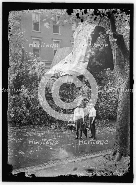 Storm damage, between 1913 and 1918. Creator: Harris & Ewing.