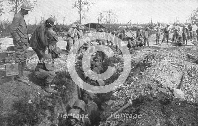 'Les Peripeties d'une Attaque; L' attaque a reussi: le long des boyaux, des prisonnier... 1916 (1924 Creator: Unknown.