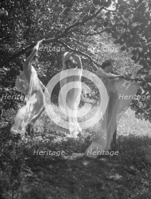 Helen Moeller and pupils, 1922 July 18. Creator: Arnold Genthe.