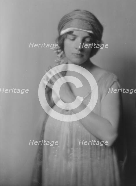 Allan, Maud, Miss, portrait photograph, 1916 Nov. 23. Creator: Arnold Genthe.