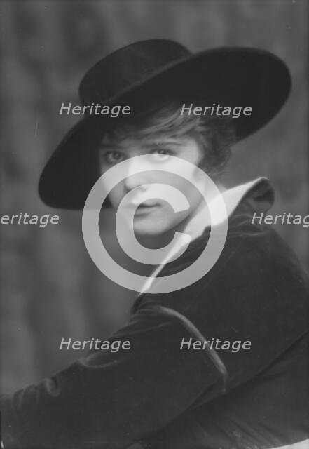 Olonova, Olga, Miss, portrait photograph, 1915 Sept. 22. Creator: Arnold Genthe.