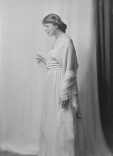 Cox, H.C., Mrs., portrait photograph, 1916 Apr. 20. Creator: Arnold Genthe.