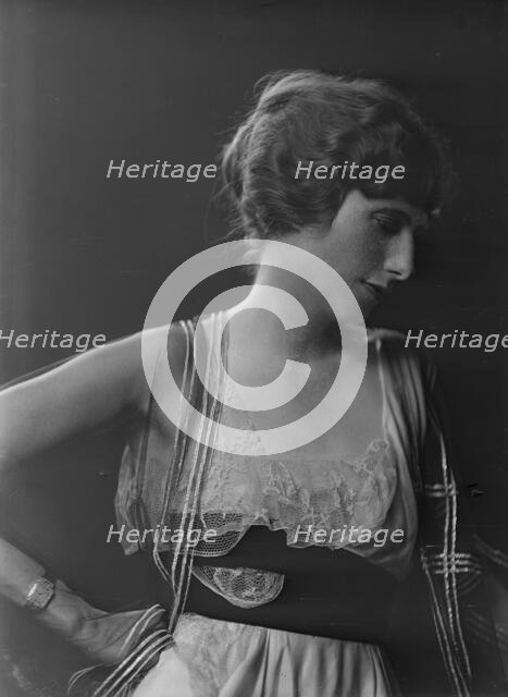 Mrs. Rosecrans Baldwin, portrait photograph, 1918 Aug. 27. Creator: Arnold Genthe.