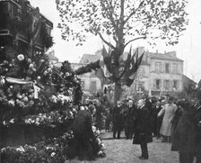 'La Toussaint a Paris; la Toussaint dans les cimetieres parisiens: le President de la..., 1916. Creator: Unknown.