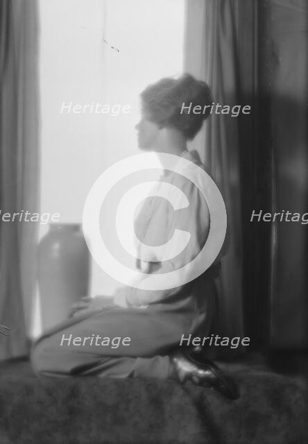 Williams, Harry, Mrs., portrait photograph, 1914 May 7. Creator: Arnold Genthe.