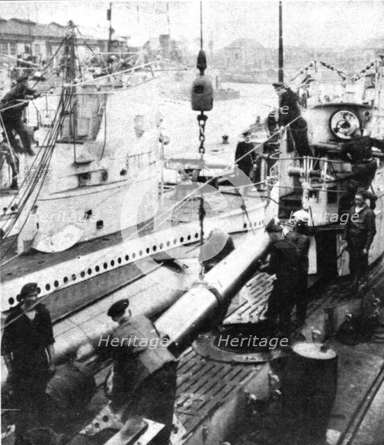 'A bord des sous-marins allemands; Embarquement de mines et torpilles avant le depart pour..., 1918. Creator: Unknown.