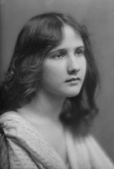 Isadora Duncan dancer, portrait photograph, between 1915 and 1923. Creator: Arnold Genthe.